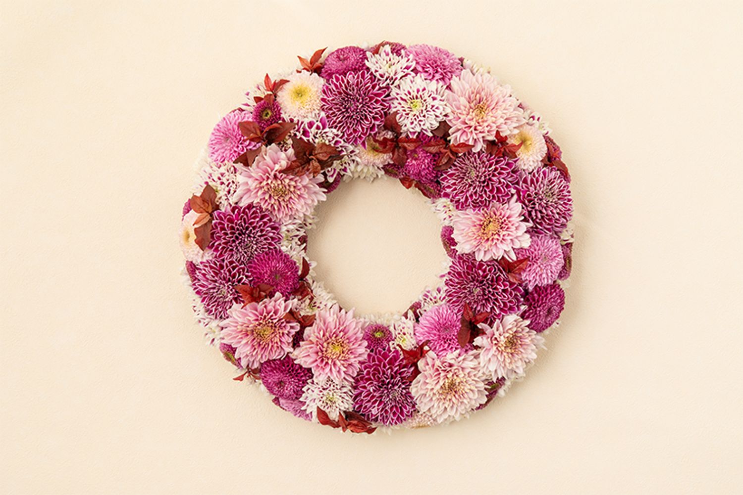 秋の深まりを感じさせる、マムのリース。