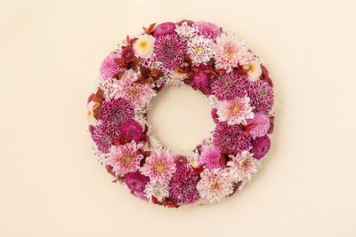 秋の深まりを感じさせる、マムのリース。