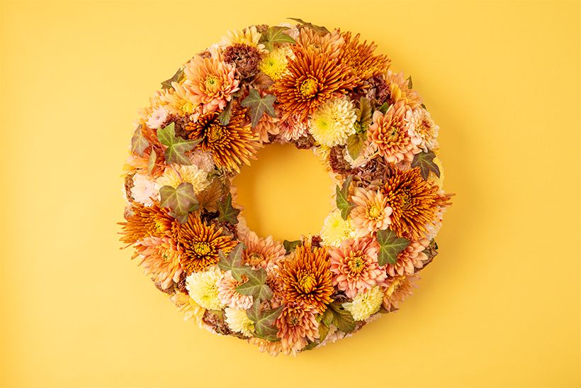 マム‘カラフリア’、‘バルティカサーモン’、‘ピップサーモン’、‘ロイヤル’、スプレーマム ‘セイオペラベージュ’、 ‘ヌーボ’、 テマリシモツケ‘ディアボロ’、アイビー‘スタンカーマイン’、リシアンサス‘アンバーダブルショコラ’