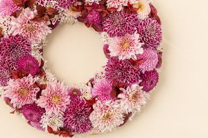 人気フローリストが手がける、秋の深まりを感じるエレガントなマムのリース