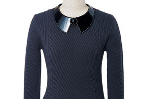 装いを瞬時に変化させる、モダンでフェミニンな「ジョルジオ アルマーニ」の付け襟