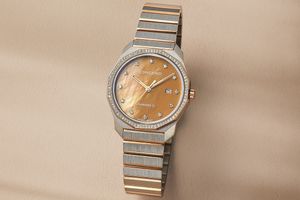 舷窓やデッキをイメージ。白蝶貝にダイヤモンドが輝く「コンコルド」の時計