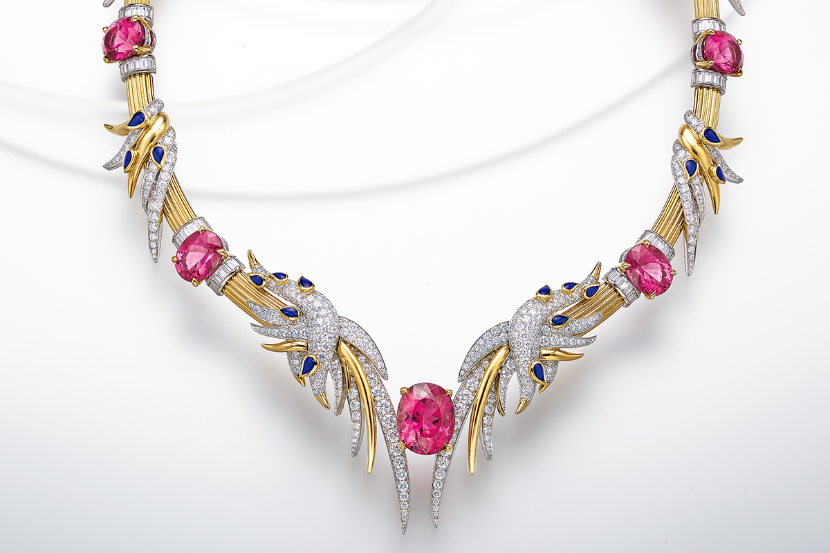 今ではほとんど見られないエナメルの芸術技法を駆使した「ティファニー