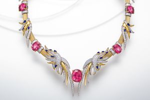 今ではほとんど見られないエナメルの芸術技法を駆使した「ティファニー」の逸品