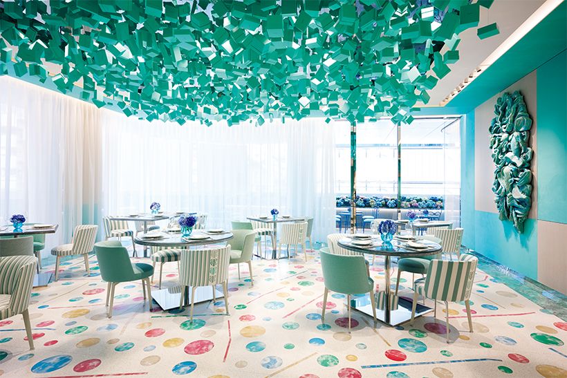 心ときめくブルー ボックスをあしらったアーティスティックな内装の「Blue Box Caféby Natsuko Shoji」は4階に。