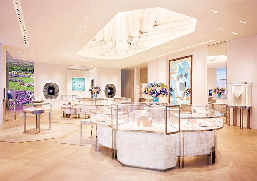 ダイヤモンドをモチーフにした天井の意匠が幻想的な1階には、比類なきダイヤモンドジュエリーと代表的なコレクションがラインナップされています。
