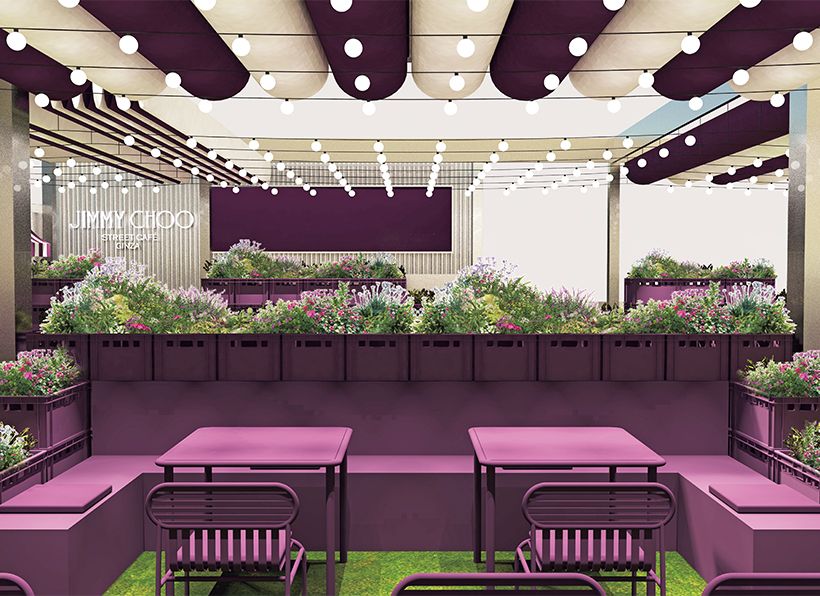 ブランド創業時に用いられていた“ウィンターブルーム”という紫系のカラーで調度品を揃えた遊び心溢れるしつらいに目を奪われます。ジミー チュウの美しい靴で訪れる女性の足もとが映える、グリーンの床の演出も心憎いかぎり。