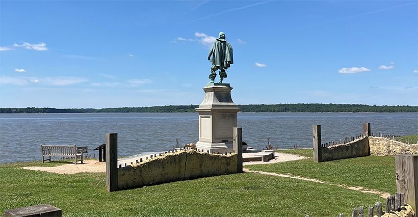 イギリスからの入植者たちがたどり着いた岸。ここで海を見つめるのは、当時の入植地開拓チームのキャプテン、ジョン・スミスの像。