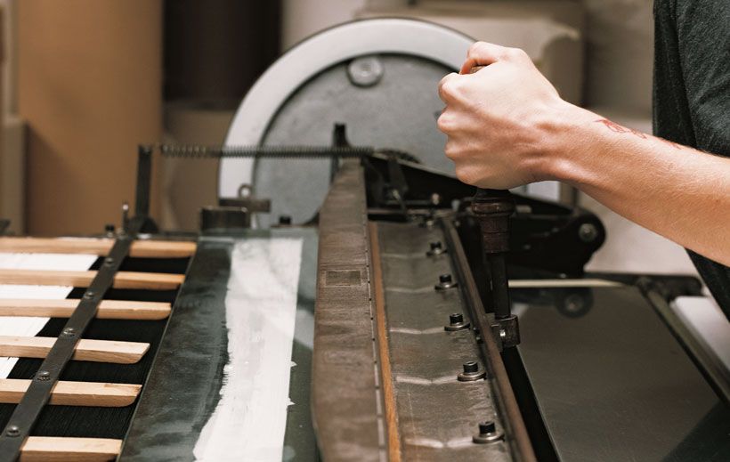 手作業で行うプリーツ加工のほかに、機械を使う加工方法もあり、これらの機械の中には100年以上の時を経て、今なお現役で活躍し続けているものも。©le19M-Alix Marnat