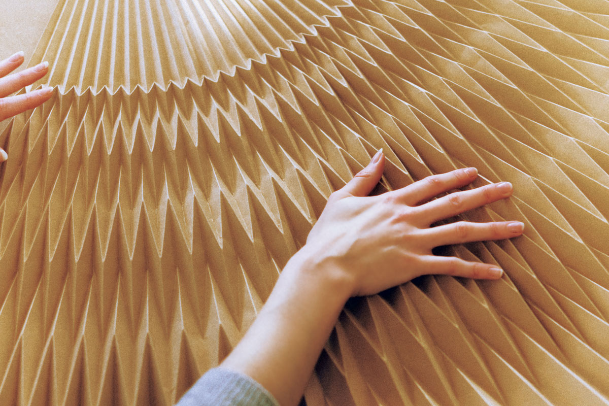 シャネルの唯一無二のプリーツを生み出すアトリエ「ロニオン」へ【「la