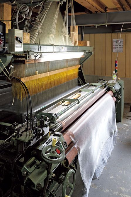 金属線とテグスを組み合わせることで柔らかな質感を表現した織物も制作。