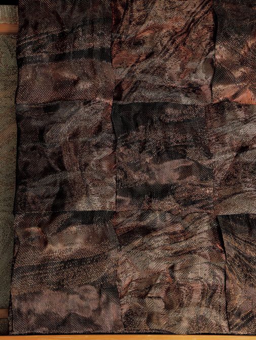 工房内には、豊島さんの名を世界に知らしめた金属織物が飾られています。「夜の光に照らされた姿も美しいんです」と豊島さん。写真は金属織物をさらに交互に編み込んだ作品。