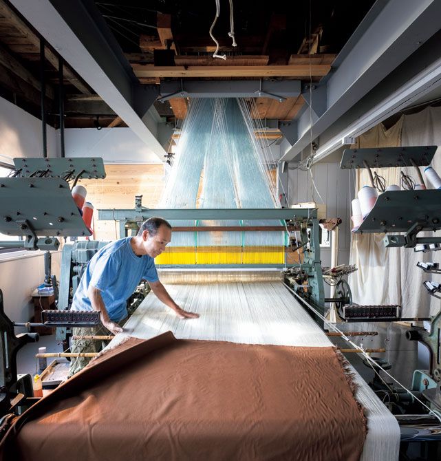 手前の茶色の織物が『la Galerie du 19M Tokyo』でのコラボレーションのために「ロニオン」へ送ったもの。生地を織るのに使用した年代物のレピア織機はこれ自体がアート作品のような存在感。