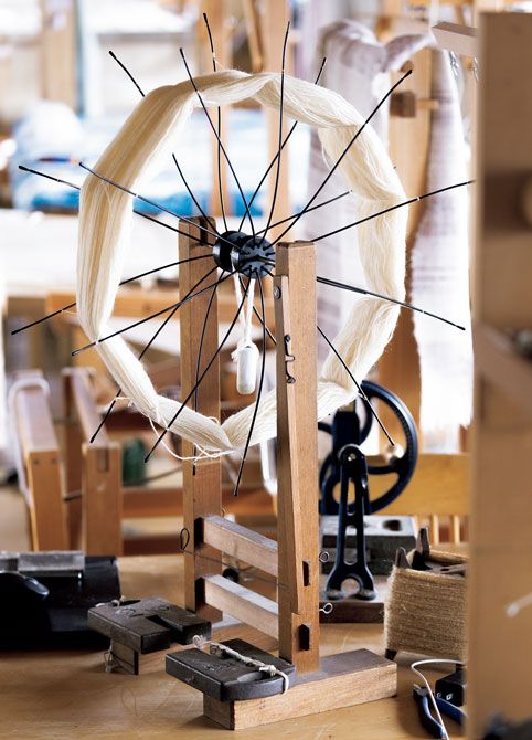木工職人でもある豊島さんは織り機のみならず、織物にかかわるほぼすべての道具や機械を自作。こちらの「くも」と呼ばれる道具も豊島さんが手作りしたもの。きびその糸を束ねたかせから別の枠に糸を巻き取るのに使用。
