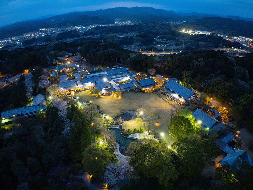 夕闇に包まれた葛城北の丸の全景。
