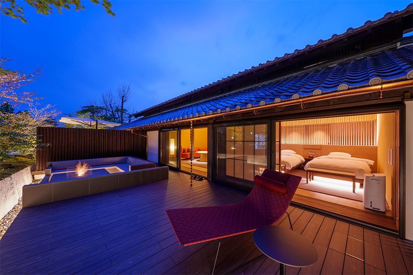 「灯」の客室。奥がリビングルーム、手前がベッドルーム。夜には広縁のファイヤーピットに火が入る。