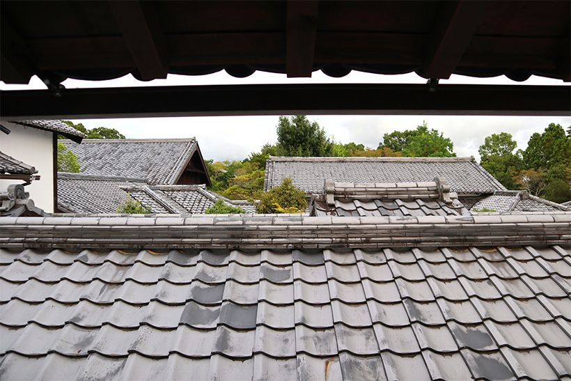 上・移築した中で最大の古民家は母屋「椿殿」として、玄関、ラウンジ、バーなどに利用されている。下・2階の渡り廊下から見えるのは、遠州瓦の甍の壮観な眺め。銀鼠色の味わいのあるグレーの瓦の色は、雨に濡れると深い黒みを帯びる。