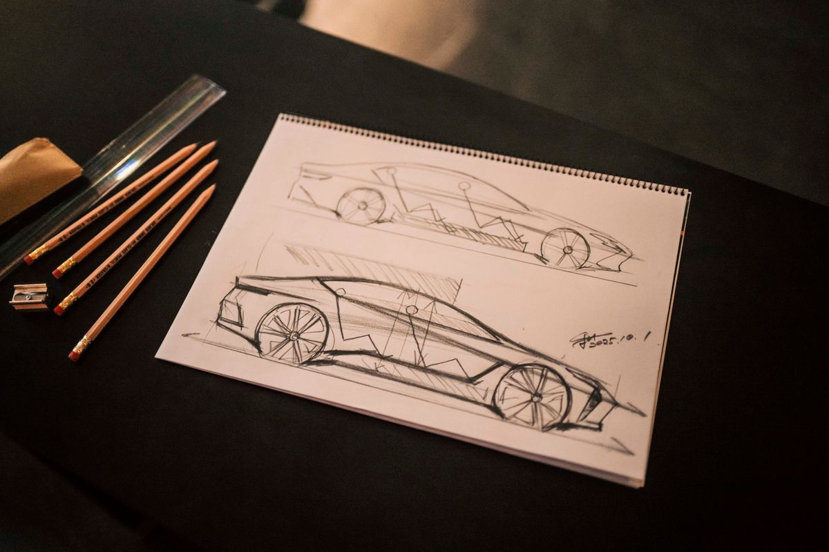 イベントの中盤では「新型ES」のチーフデザイナー、熊井弥彦さんによるライブスケッチが行われた。上が従来の「ES」シリーズ、下が今回発表した「新型ES」。車体の高さ、長さや幅はもちろん、リア側への強く絞り込んだラインや、タイヤの位置などについても“セダンらしさ”を表現すべく追求されたという。