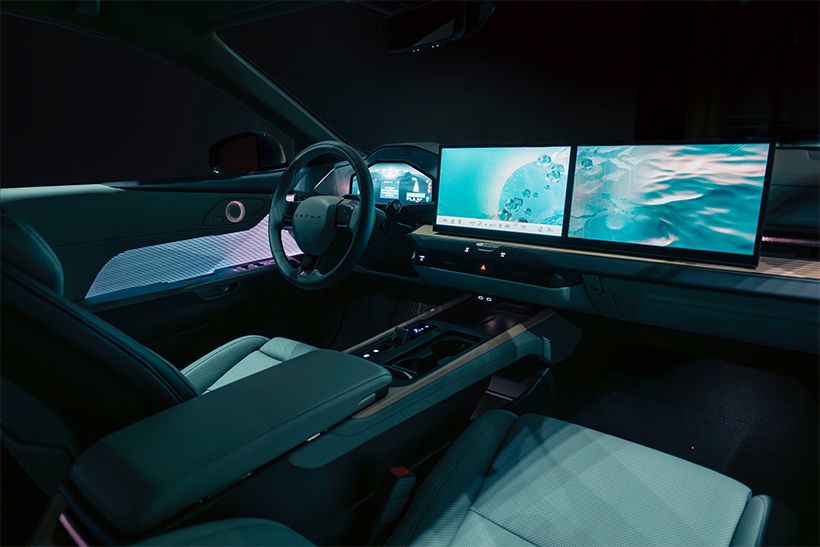 「センサリーコンシェルジュ」を実装した「新型ES」。音楽に合わせてイルミネーションが変わる機能も。