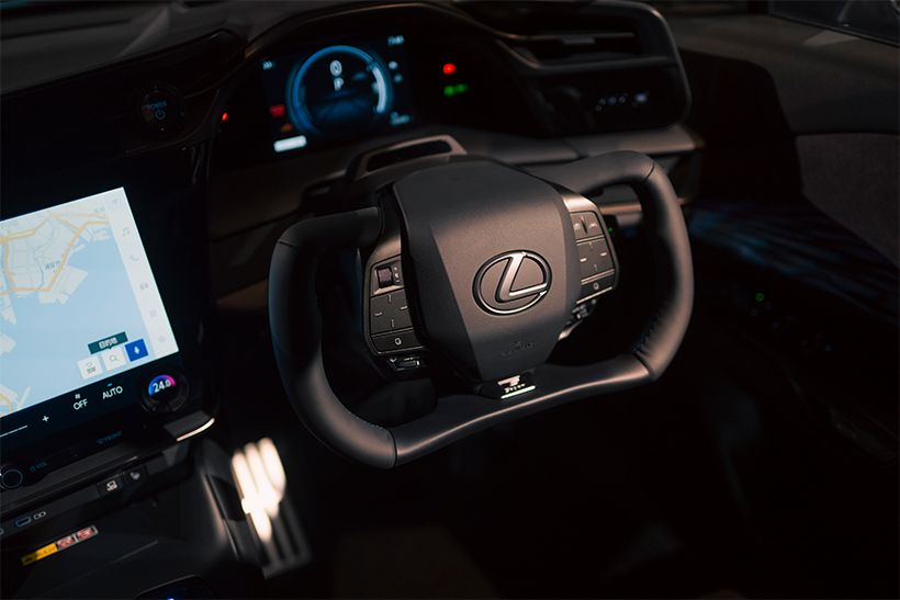 新型RZのハンドルはレーシングカーを想起させる、角ばったデザイン。