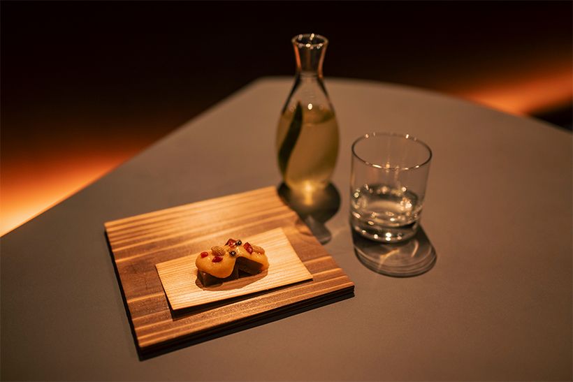 「『バンブーアコード』は、早春や陽だまりを想起させるようなみずみずしく上品な香り。」と話す中東さん。ドライあんずの甘酸っぱさや、ゆず果汁を加えたクランベリーなどと水羊羹の上品な甘さを組み合わせ、香りの世界観を表現しました。