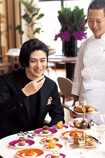 エグゼクティブ ペストリーシェフの儀光克哉さんに説明を受けながら「甘いドルチェとしょっぱいセイボリーと、交互に永遠に食べ続けられますね。ひと口サイズなのも嬉しい」と、笑顔を見せる古川さん。アフタヌーンティー1万2500円。