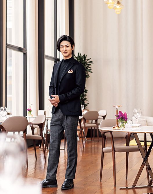 ジャケット33万7700円／サルトリオ　ニット3万8500円／ストラスブルゴ　スカーフ4万7300円／セブン フォールド　パンツ12万4300円／ロータ（すべてストラスブルゴ カスタマーセンター）　時計81万9500円　リング103万9500円／ともにブルガリ（ブルガリ・ジャパン）　その他／すべてスタイリスト私物