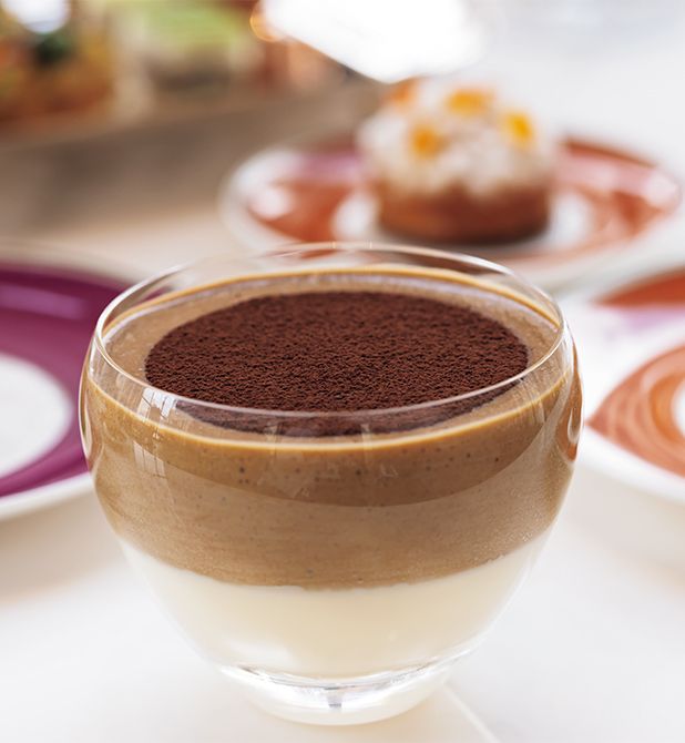 シグネチャーメニューのティラミス。口の中に温かさと冷たさが交互に。2800円。