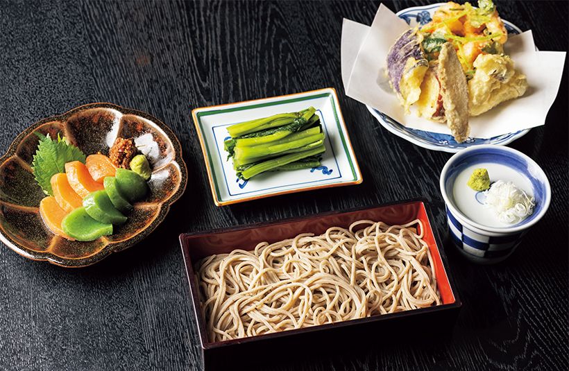 長野産の素材を生かしたメニューから。天せいろ2420円、大町産生芋の刺身こんにゃく990円、信州野沢菜715円。