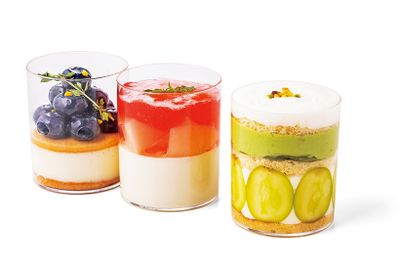 BONBONS DE K　左から・ブルーベリーのタルト800円、桃のパンナコッタ850円、シャインマスカットのショートケーキ950円。