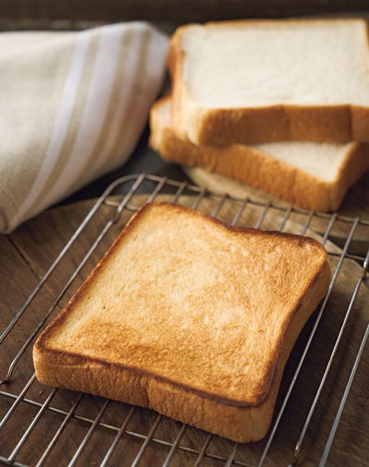 5枚切りのPasco「超熟」を使用。具材をのせる前にパンを素焼きしておくことで、チーズがとろけるタイミングでちょうどよくカリカリに仕上がる。