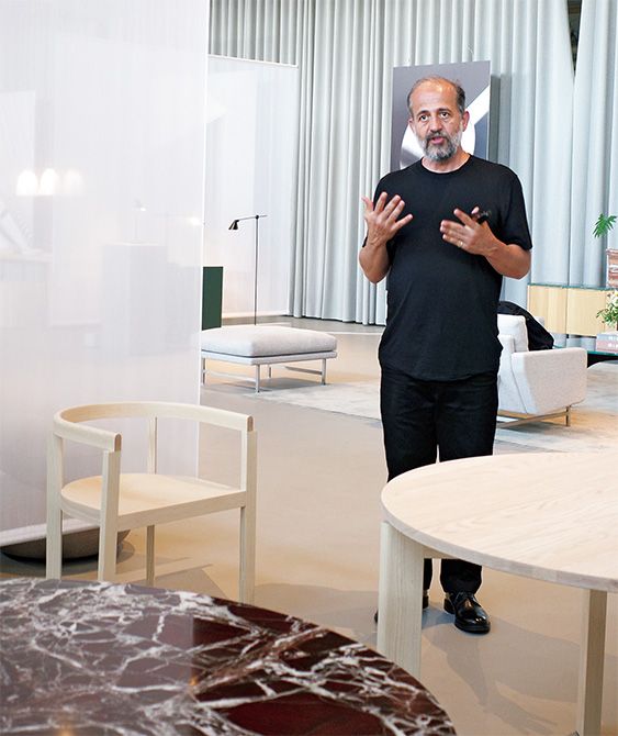 本社で世界各国から集まったメディア向けに「AFTER」について話をするマイケル。