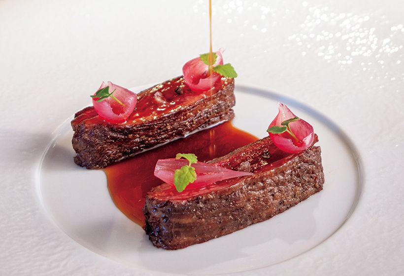 「ハラミ バルサミコソース」は福岡産の和牛を外はパリッと、中はレアにプランチャ（鉄板）で焼き上げ、モデナ産のバルサミコ酢を使ったソースと共に。