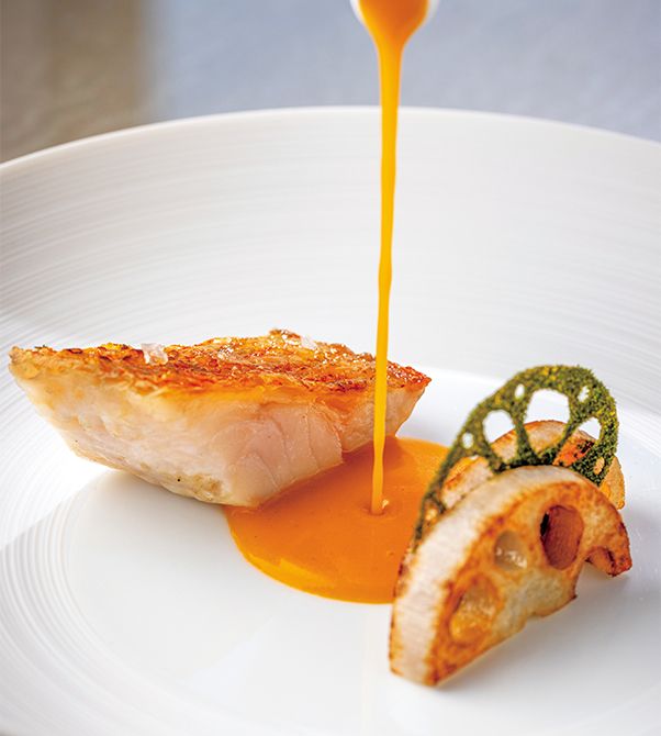 「キンキ スペックソース」は備長炭で焼き上げた後、国産の肉桂の枝でスモークして芳香をまとわせ、キンキのだしとイタリアの生ハム「スペック」のソースを添えて。