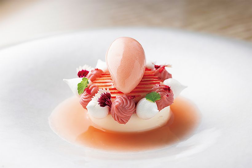 「リンゴ」はりんごのスライス、ソースとソルベをリコッタチーズのムースでさっぱりと。