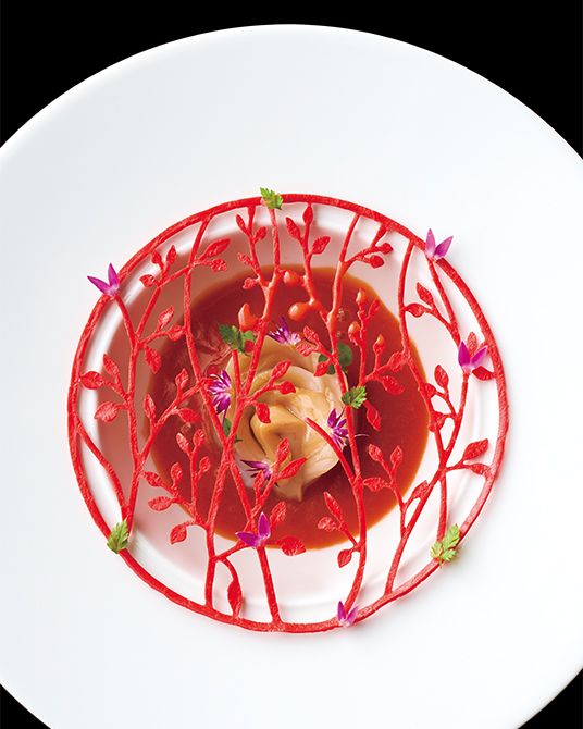 「ブルスケッタの再構築」。トマトのチュイルの下に薔薇に見立てたみる貝。そこにうまみのあるトマト塩麴ソースを流して。