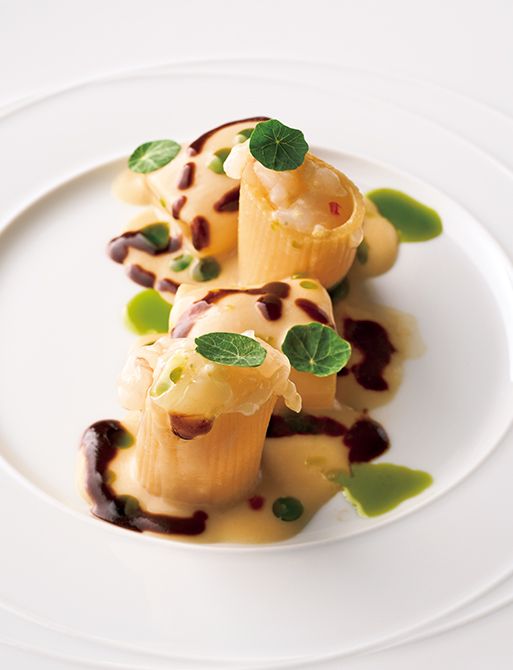 「リガトーニ アカザ海老」は、ハーフサイズのリガトーニにスカンピのタルタルを立体的に盛りつけ、自家製のわさび菜オイルでドットをあしらい、ナスタチウムをリズミカルに飾って。以上2皿は秋のメニュー。