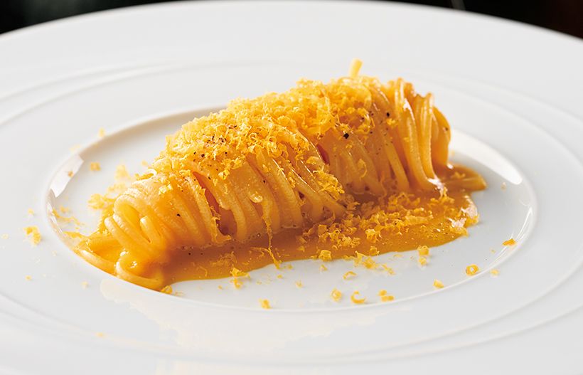 「カルボナーラ」はパスタをゆで上げる際に昆布とペコリーノチーズのだしで仕上げ、卵黄の味噌漬けをボッタルガのように削った日本らしい品。