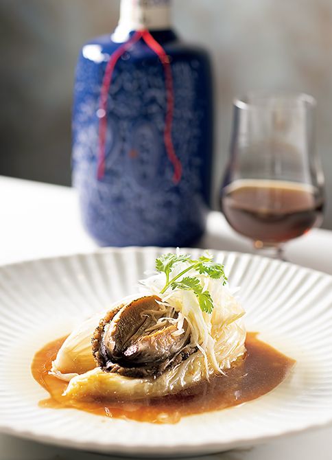 「1周年特別コース」（2万7000円）。「鮑の香り蒸し」はピーナッツオイルで香りとこくをプラス。