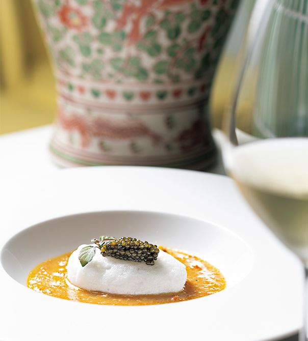 フランス料理からヒントを得たという温前菜「上海蟹と卵白」。