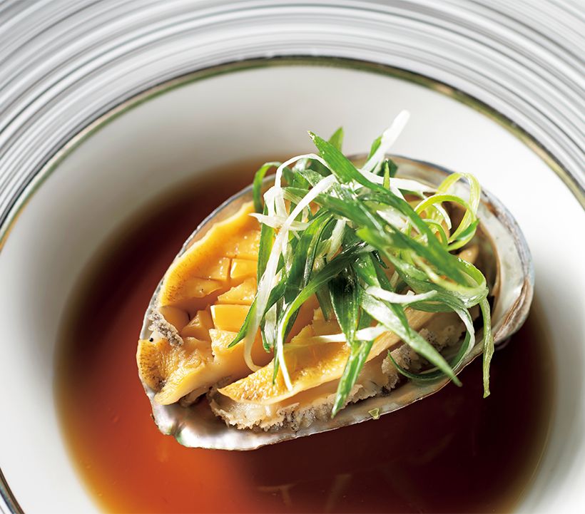 「蝦夷アワビの強火蒸し 九条ねぎ」（3080円）は料理長の得意料理の一つ。嚙めば嚙むほど口中に滋味が広がっていく。