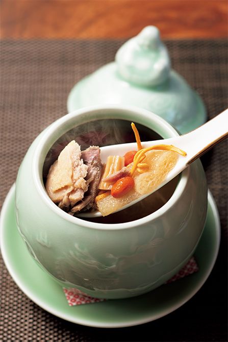 蓋を開けた瞬間の馥郁とした香りは格別。「キヌガサ茸とサナギ茸と鶏の上湯蒸スープ」（2200円）。