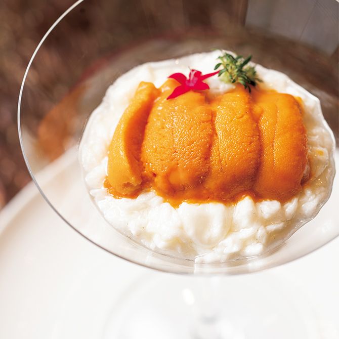 温前菜「卵白の淡雪炒め 北海道産ウニ添え」（3380円）。