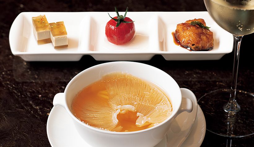 「白菜入り高級フカヒレの蒸しスープ」（1万3800円）、「舌平目の上海風揚げペパーミント添え」など3種の前菜（5980円）。