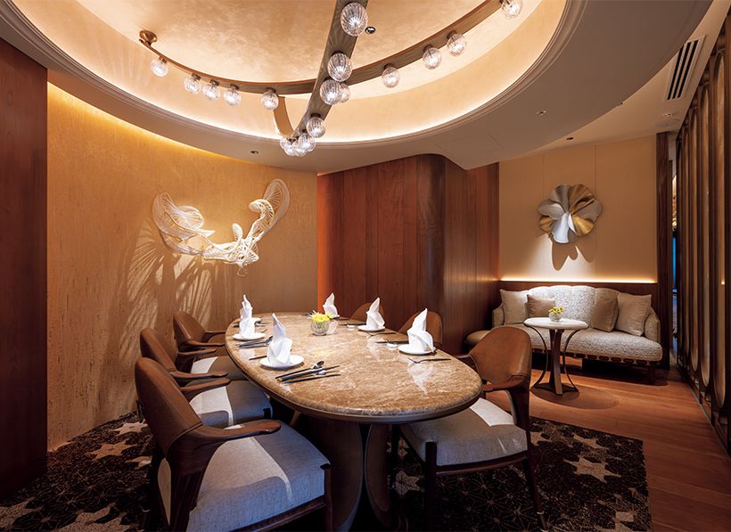 店内には半個室5室と完全個室2室。バーも併設。