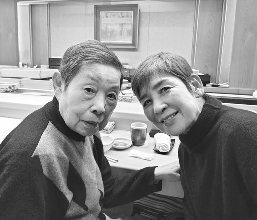 行きつけのおすし屋さんで母98歳のお祝い。「1年前、危篤状態に陥っていたことが信じられないくらい元気です」（2025年2月）。