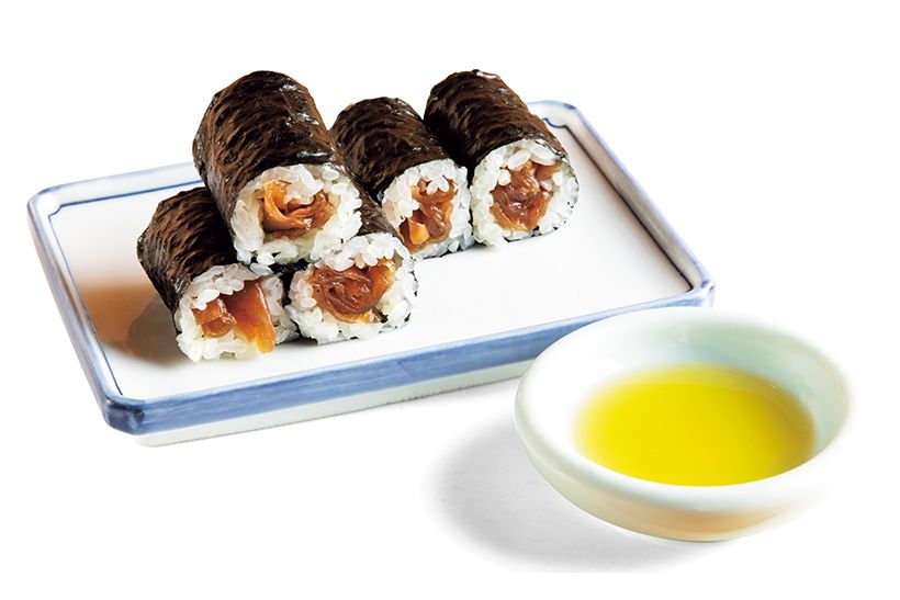 レモン汁を1滴加えたオリーブオイルをつけて食す「かんぴょう巻き」（600円）。