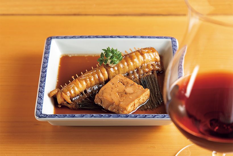 ブルゴーニュの赤(グラス4000円)と好相性。「星かれいのエンガワの煮付け」(3000円)。