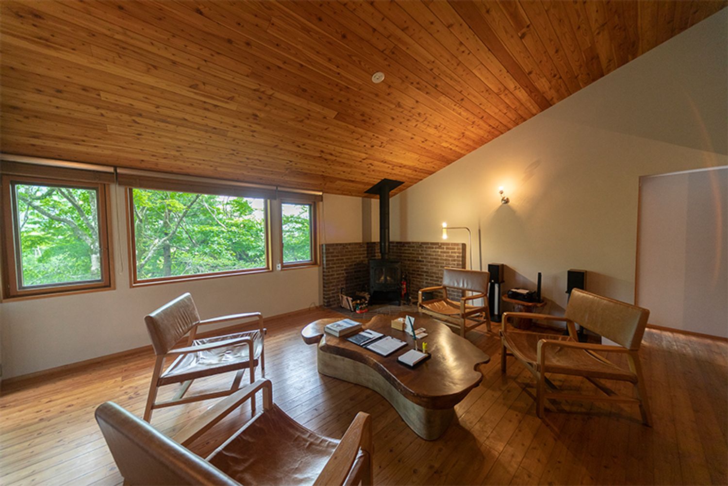 10号棟リビングには暖炉がある。“何もしない”時間を楽しんでほしいという思いから、テレビなどは設置していない。