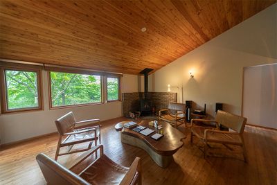 10号棟リビングには暖炉がある。“何もしない”時間を楽しんでほしいという思いから、テレビなどは設置していない。